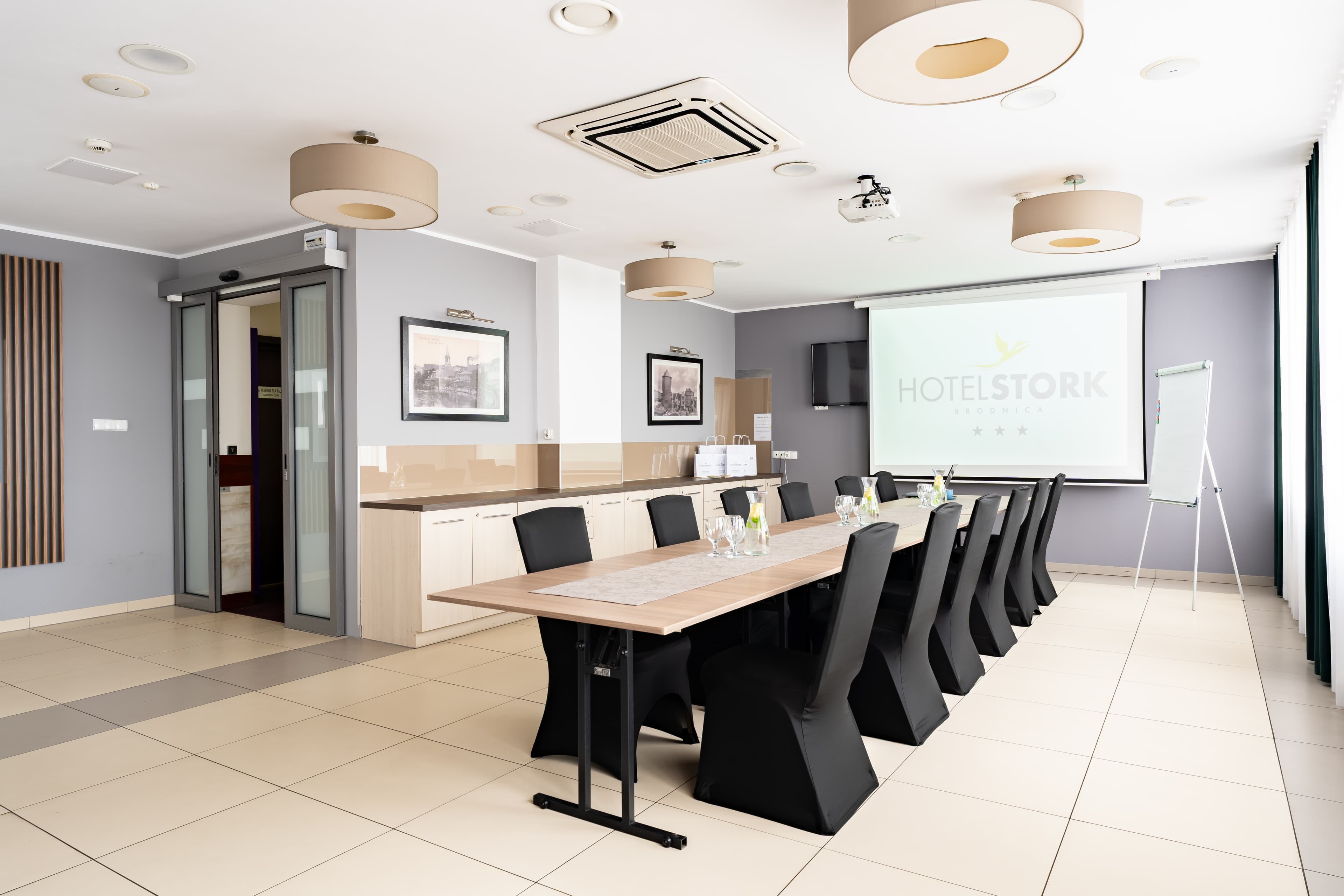 Sala szkoleniowa z projektorem w Hotelu Stork