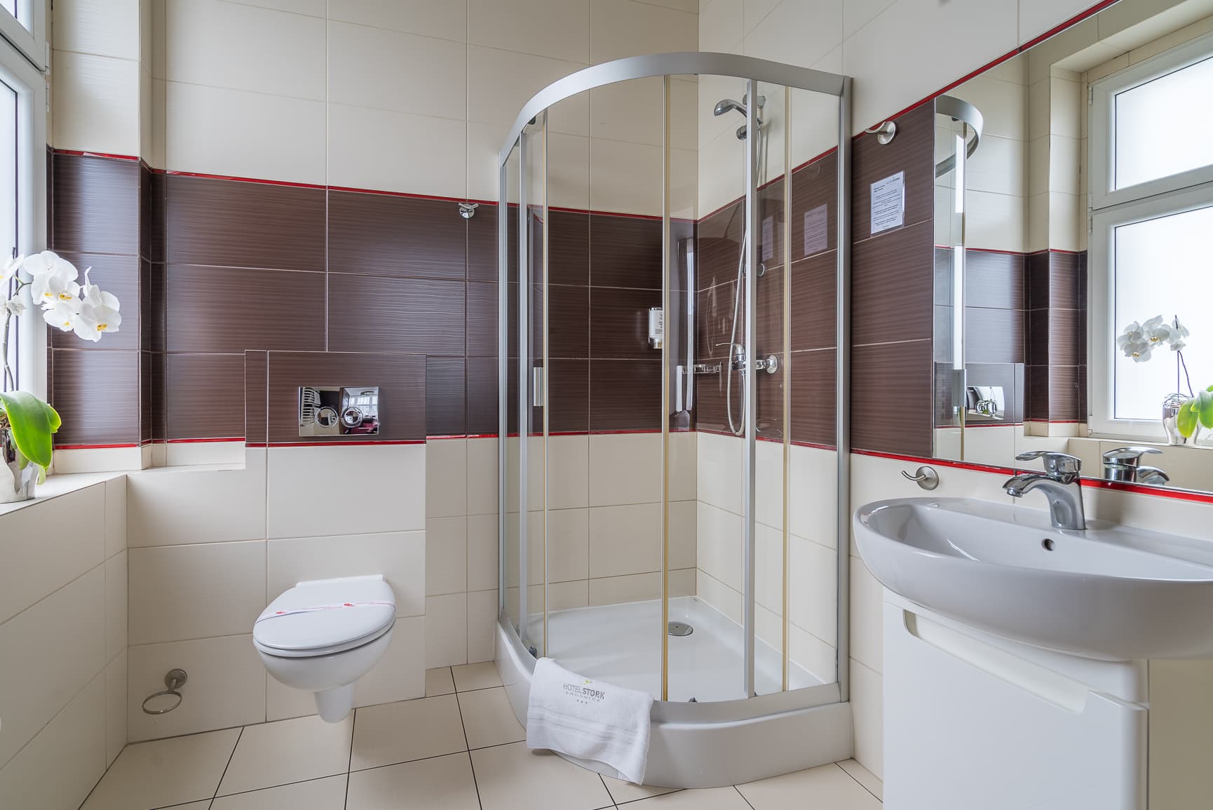 Łazienka z kabiną prysznicową w pokoju hotelowym