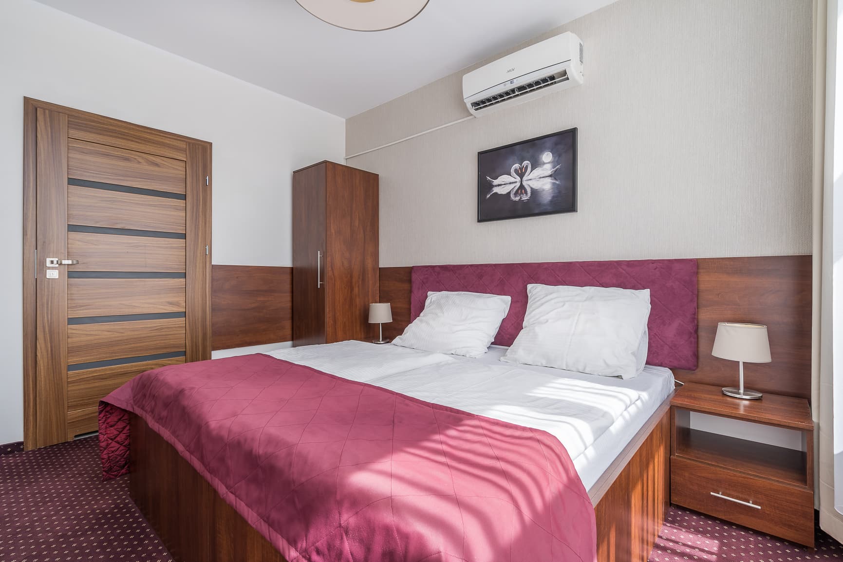 Pokój dwuosobowy z łożem małżeńskim w Hotelu Stork