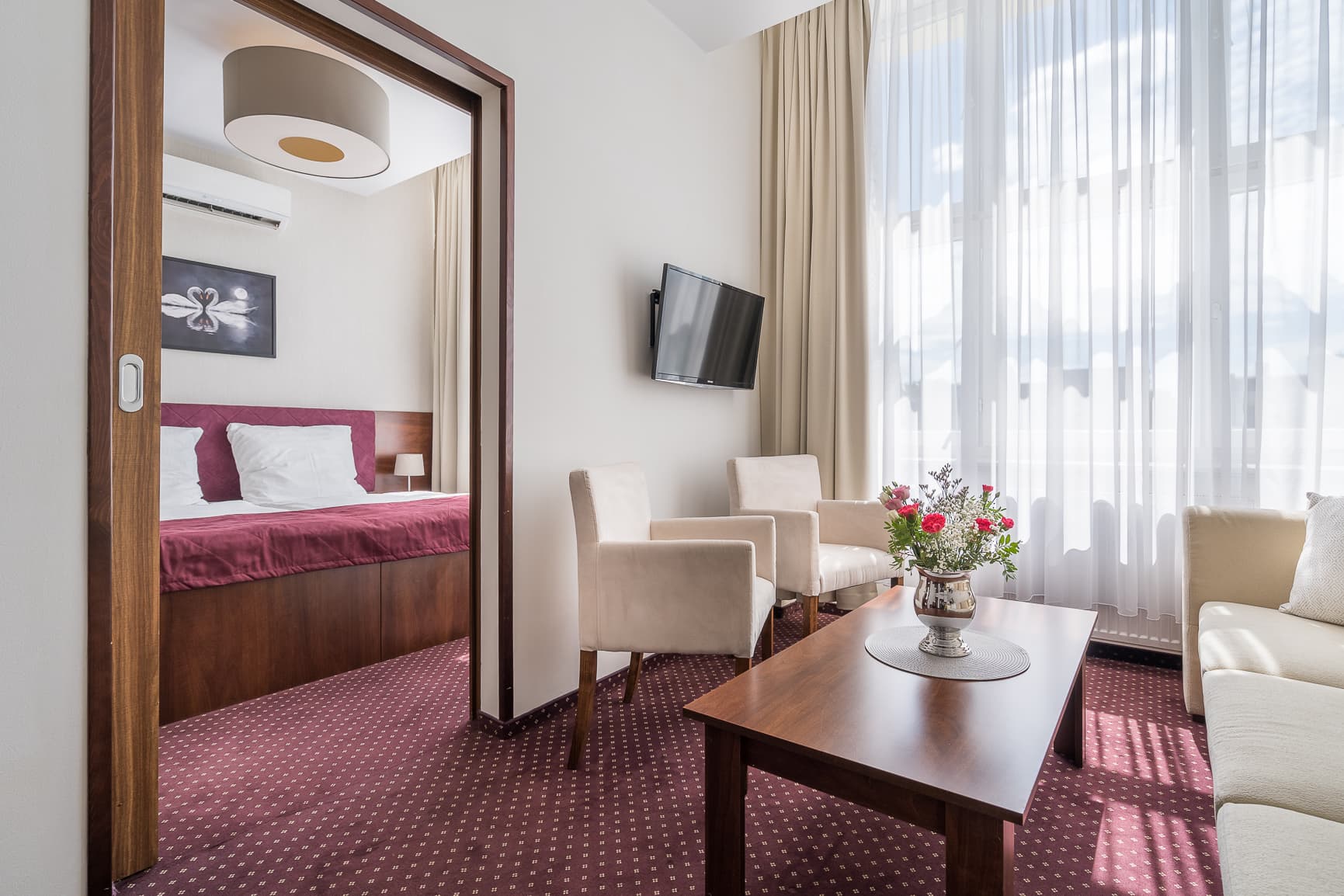 Apartament w Hotelu Stork z sypialnią i częścią wypoczynkową