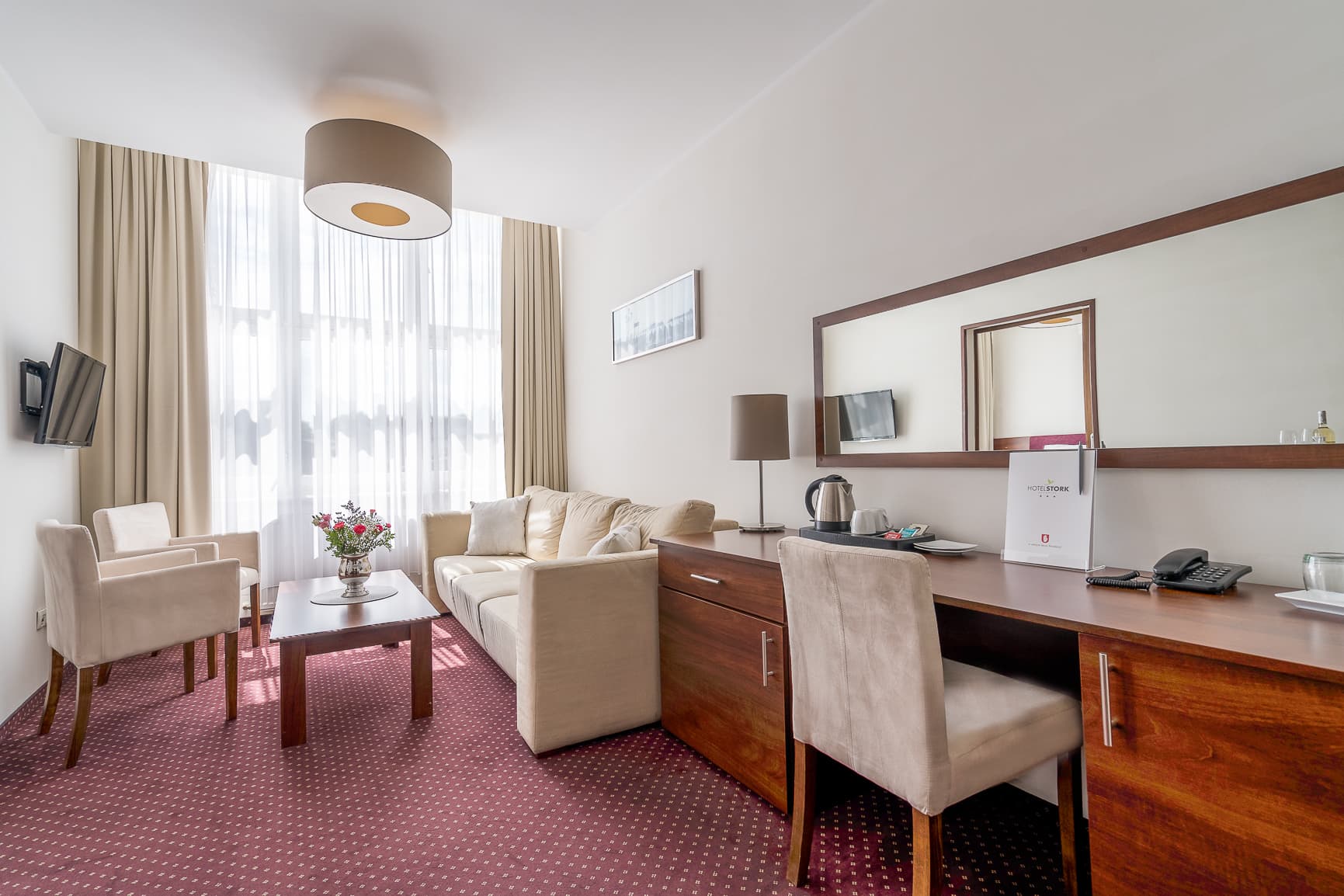 Salon apartamentu z kanapą i fotelami w Hotelu Stork