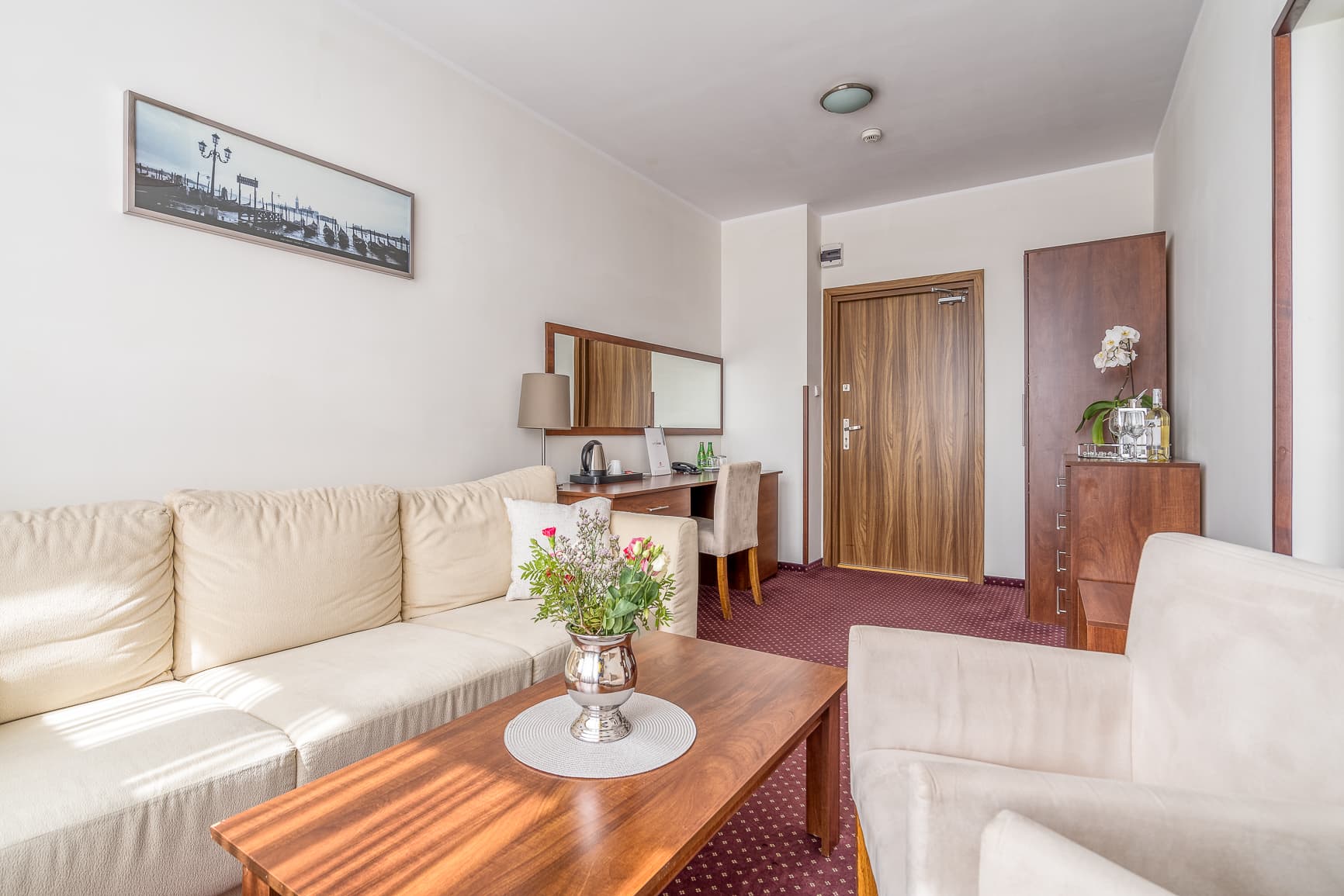 Część wypoczynkowa apartamentu z jasną kanapą