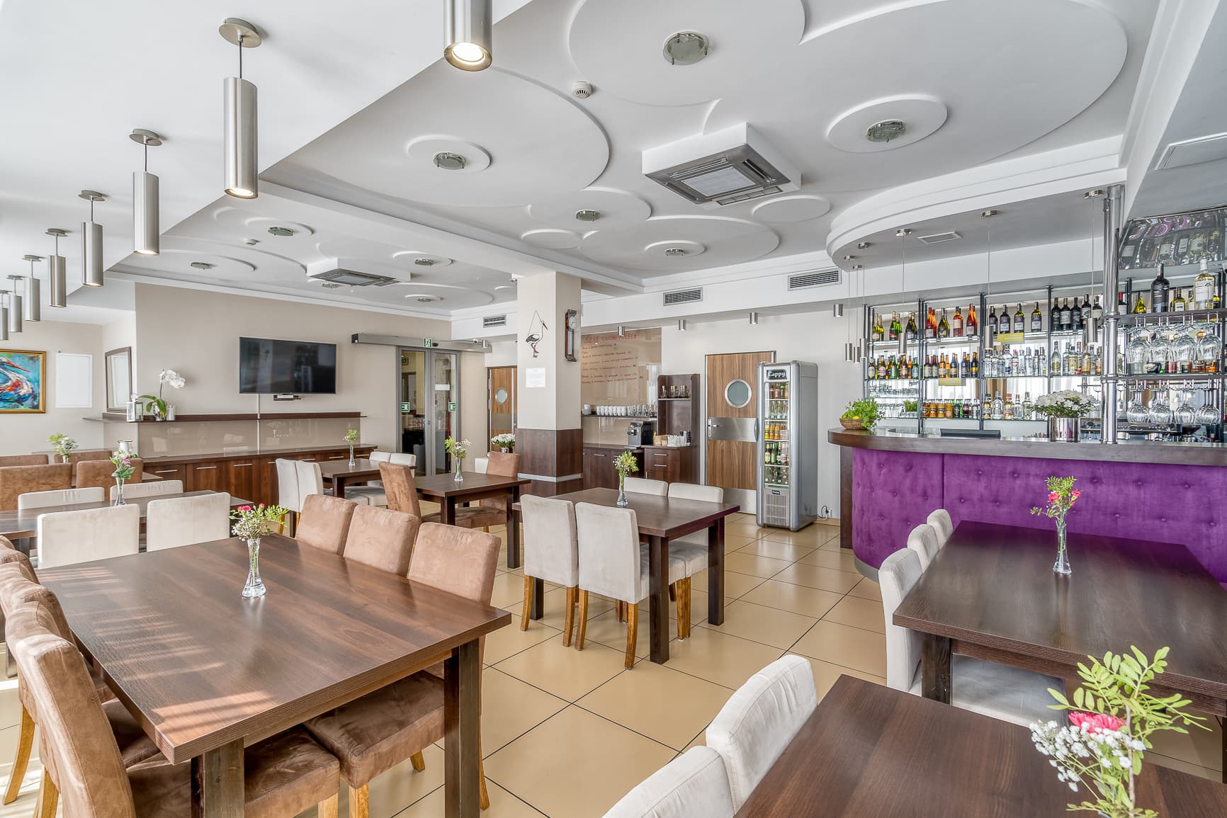 Bar i stoliki w restauracji Hotelu Stork