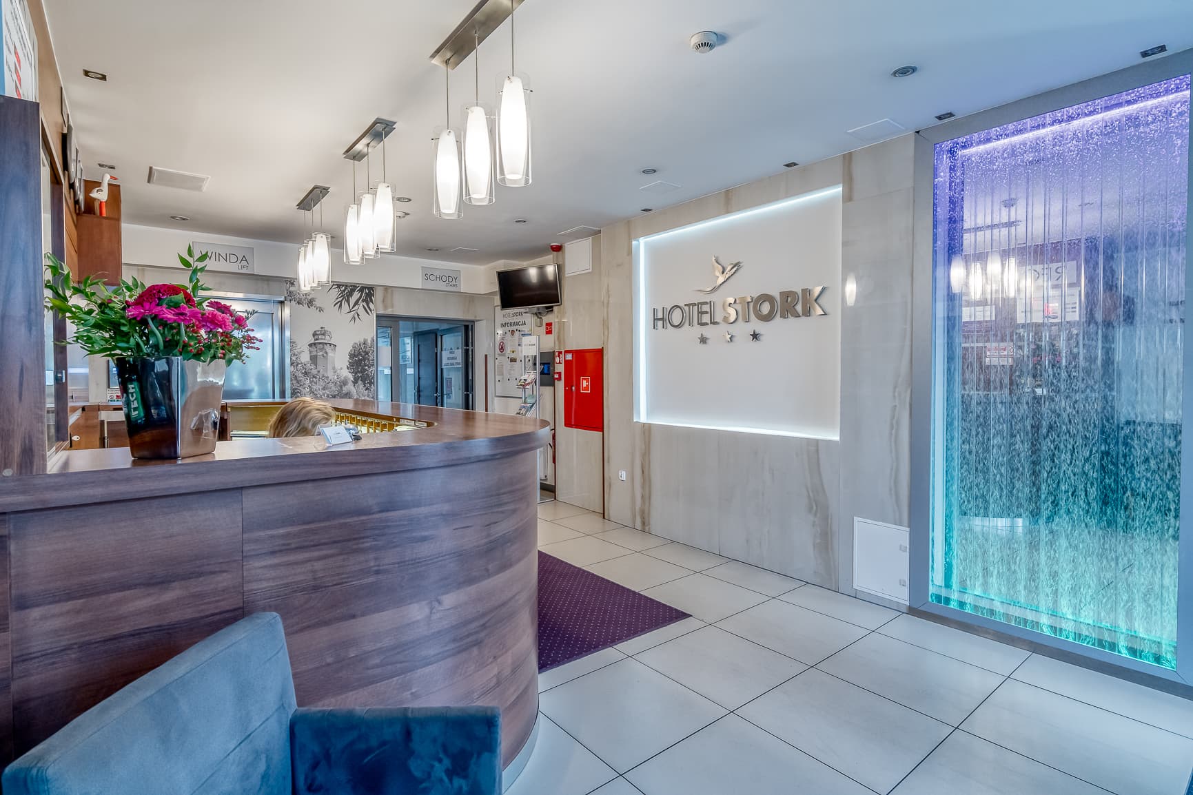 Recepcja i lobby Hotelu Stork z logo hotelu