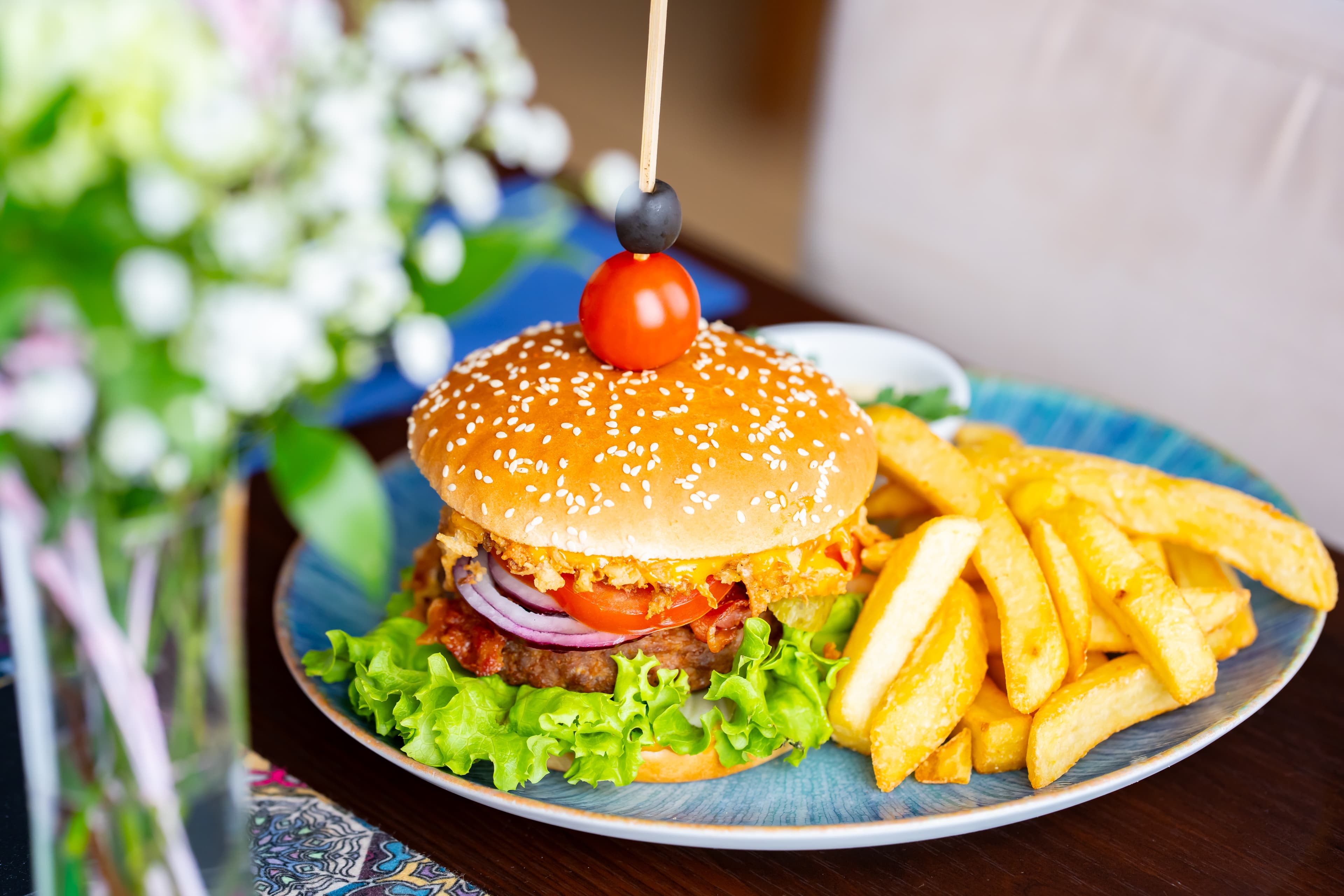 Burger z frytkami w restauracji Drugie Piętro