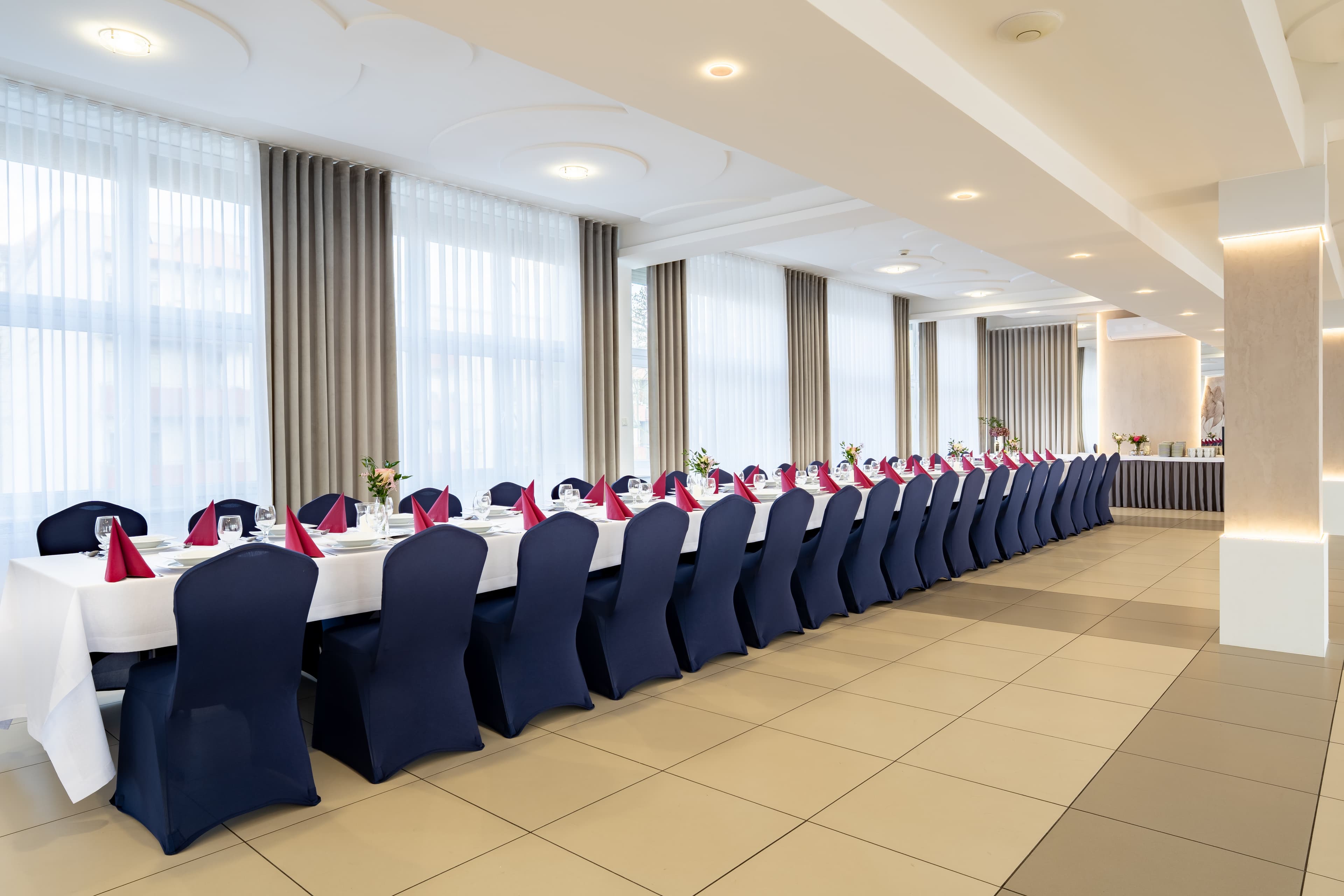 Sala bankietowa przygotowana na przyjęcie w Hotelu Stork
