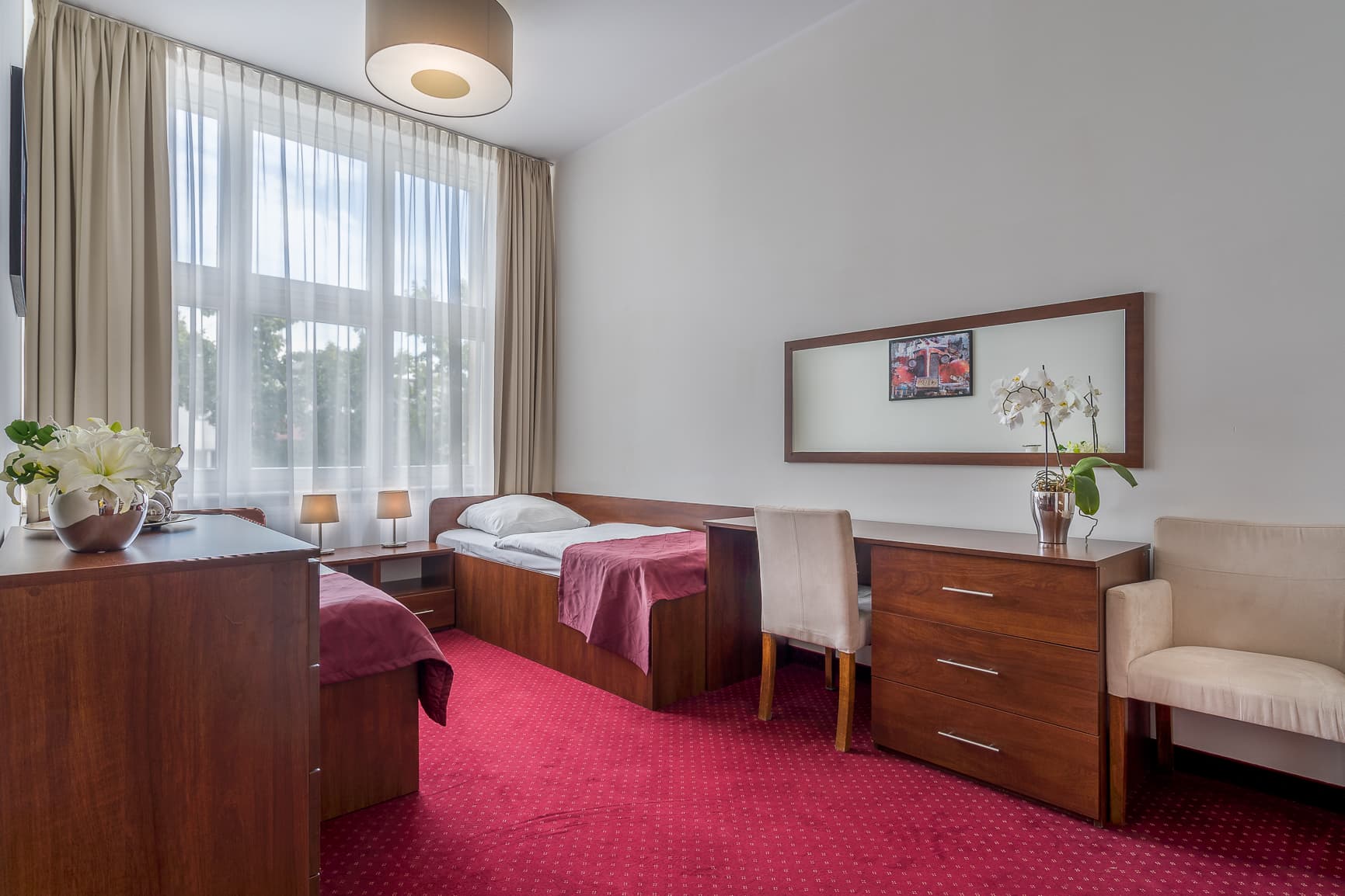 Jasny pokój jednoosobowy z biurkiem w Hotelu Stork